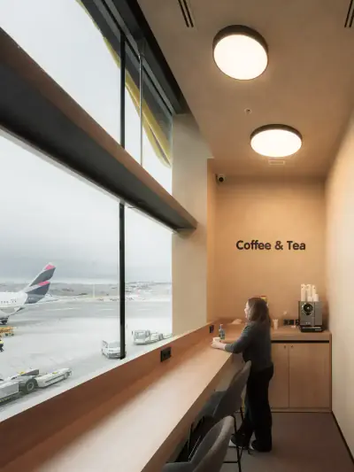 Shared coworking and lounge area at the GettSleep Sleep Lounge in Madrid-Barajas Airport (T4S)