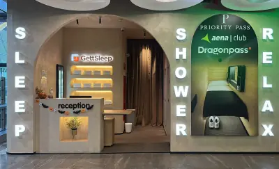 Eingang der GettSleep Sleep Lounge am Flughafen Adolfo Suárez Madrid-Barajas (T4S) mit dem Torbogen der Schriftzüge Sleep, Shower und Relax und der Rezeption