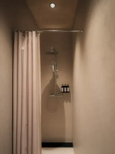 Shared showers of the GettSleep Sleep Lounge in Madrid-Barajas Airport (T4S)