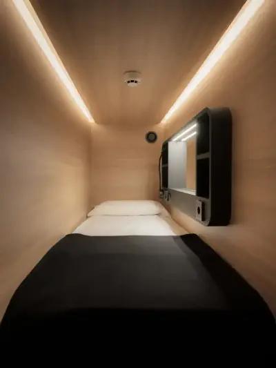 Standard upper capsule with a single bed, fresh linen and personal lighting at the GettSleep Sleep Lounge in Adolfo Suárez Madrid-Barajas Airport (T4S)