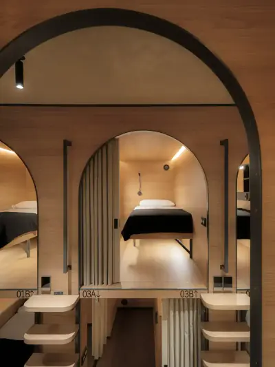 Comfort+ suite capsule (upper), the roomiest, at the GettSleep Sleep Lounge in Madrid-Barajas Airport (T4S)